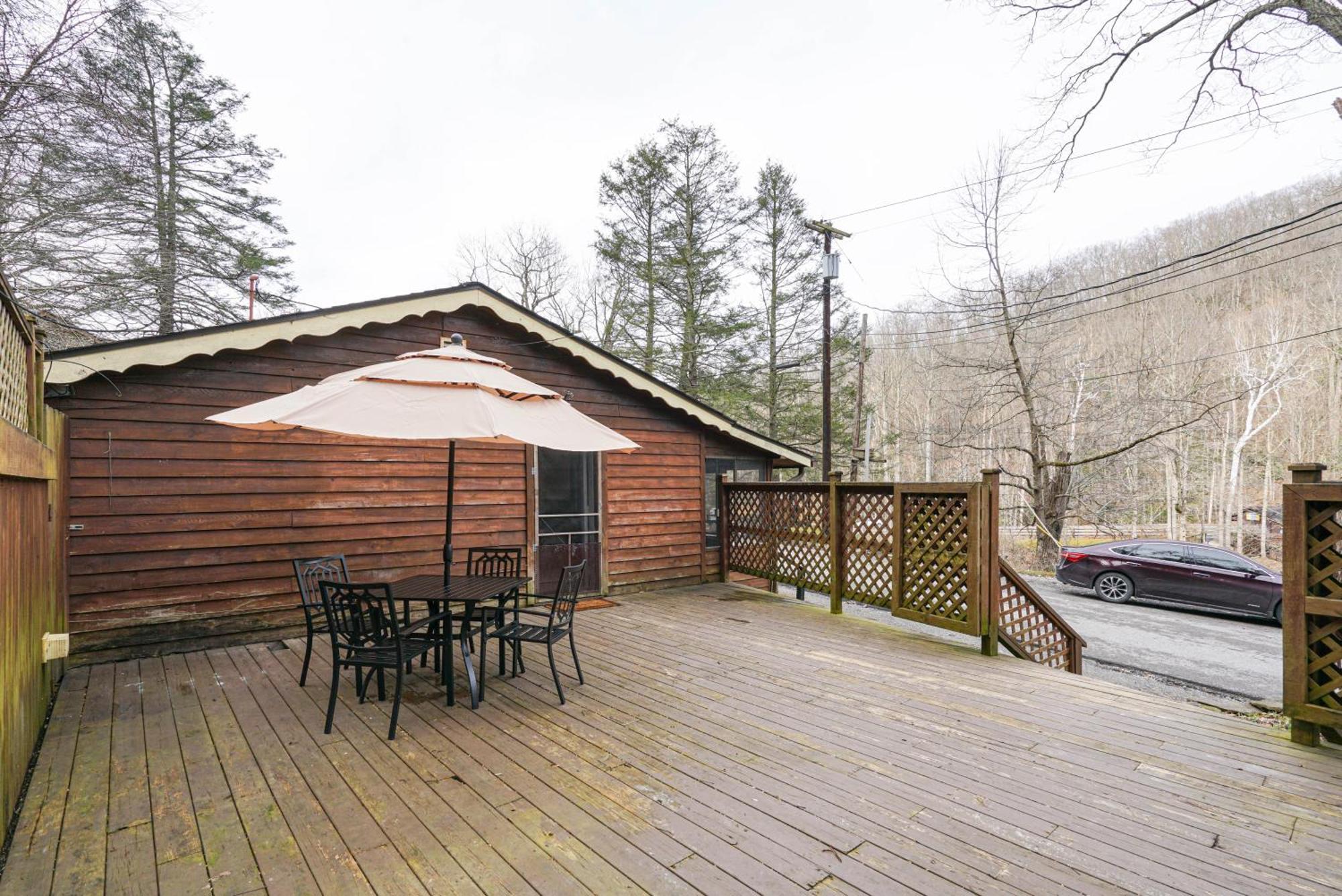 River Front Resort Элкинс Экстерьер фото