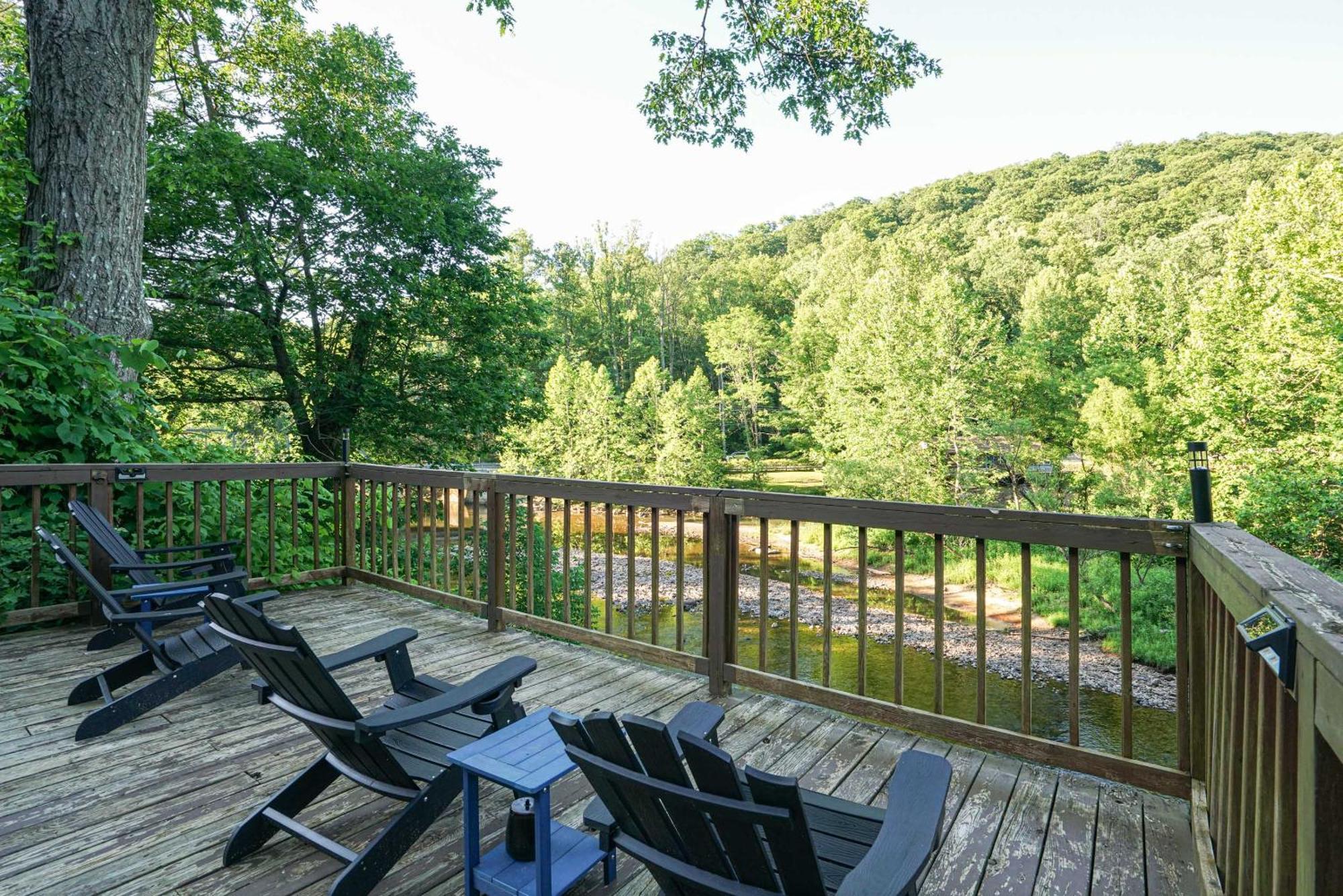 River Front Resort Элкинс Экстерьер фото